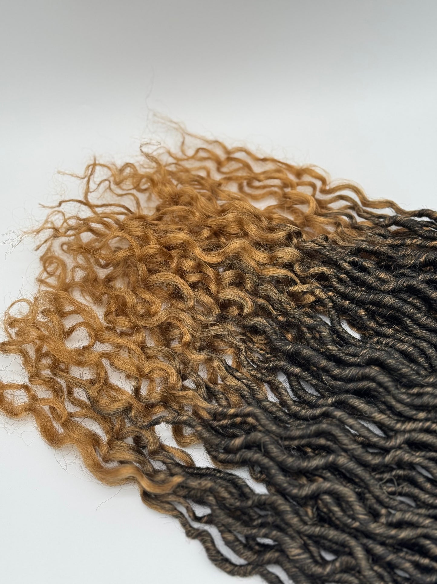3x Goddess Faux Locs – Antibakterielle Locs mit lockigen Enden, Wiederverwendbar, T1B/27
