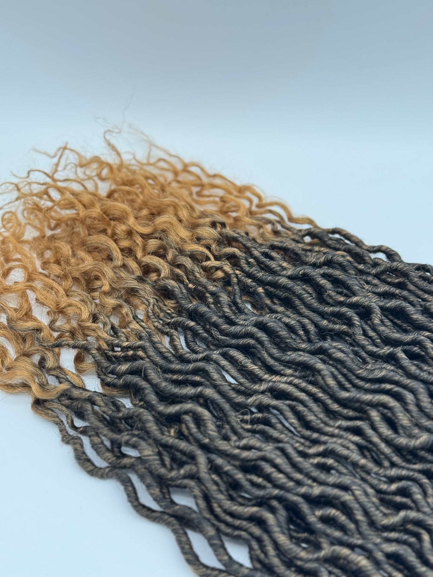 3x Goddess Faux Locs – Antibakterielle Locs mit lockigen Enden, Wiederverwendbar, T1B/27