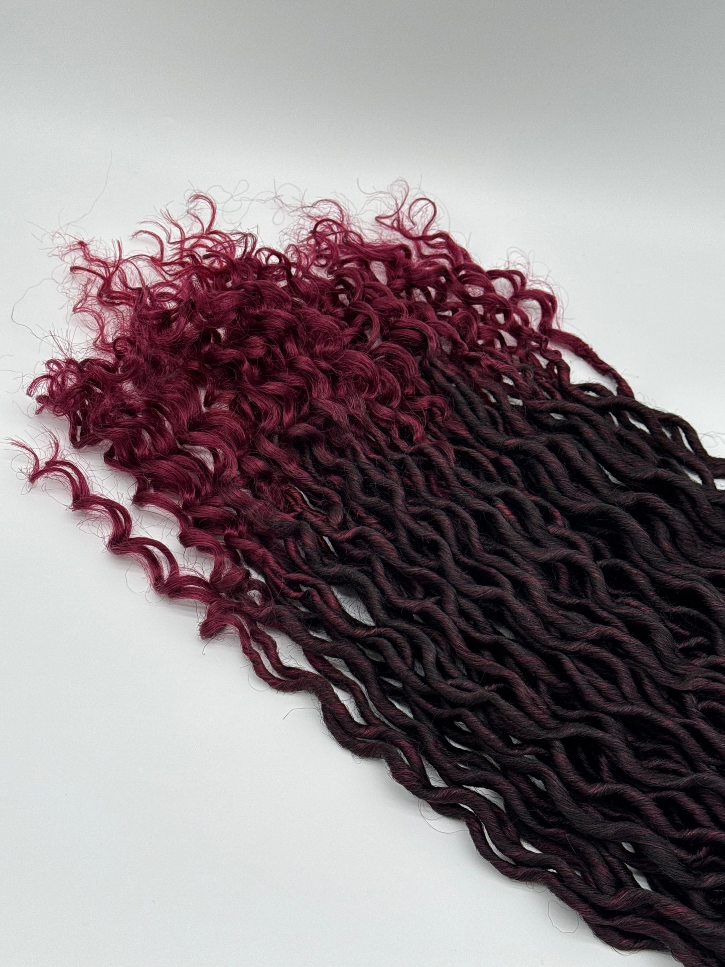 3x Goddess Faux Locs – Antibakterielle Locs mit lockigen Enden, Wiederverwendbar, T1B/BUG