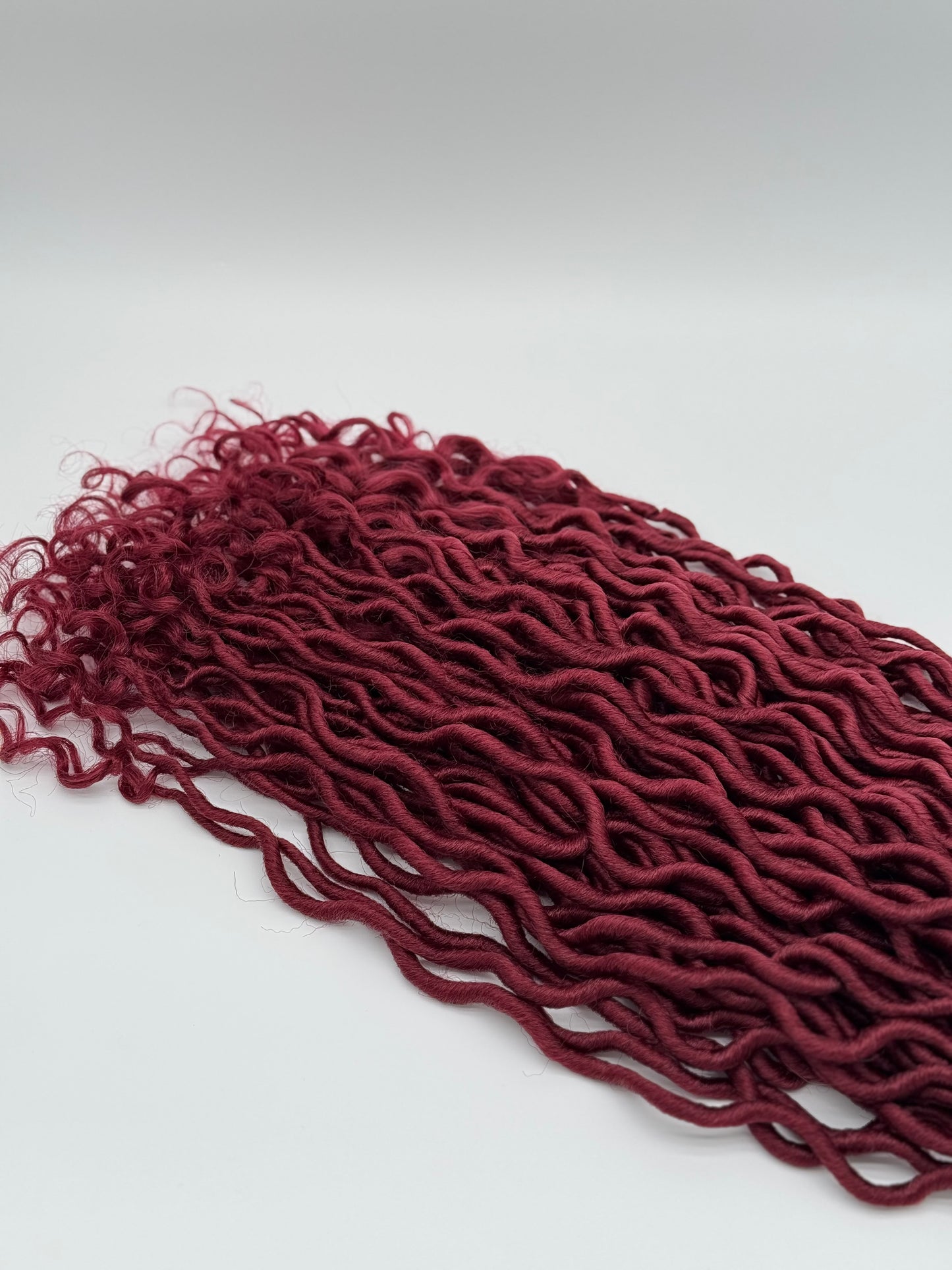 3x Goddess Faux Locs – Antibakterielle Locs mit lockigen Enden, Wiederverwendbar, BUG