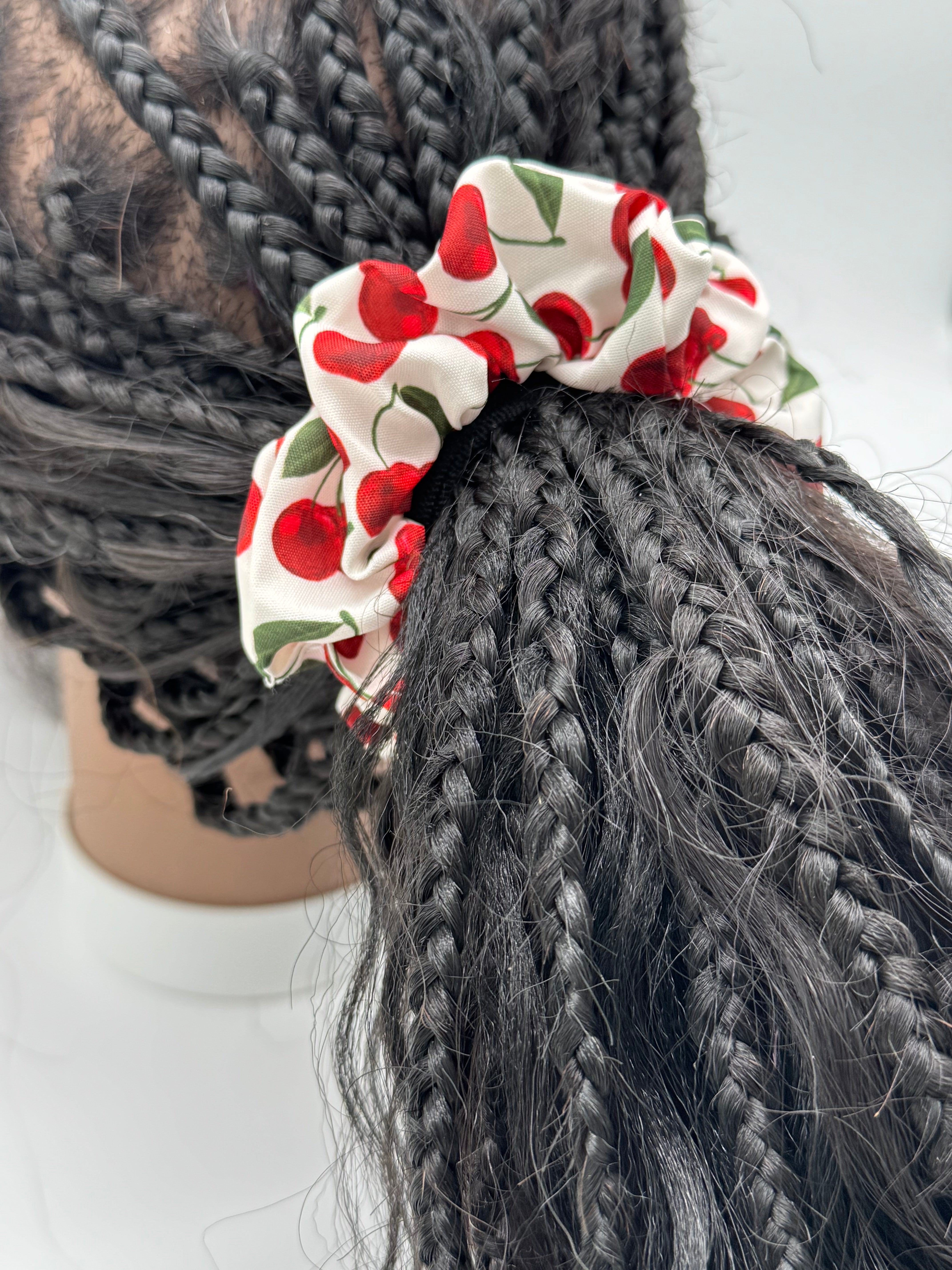 2 Stk. Scrunchies mit Kirsch- & Erdbeermuster – Stoff-Haargummis für fruchtige Styles