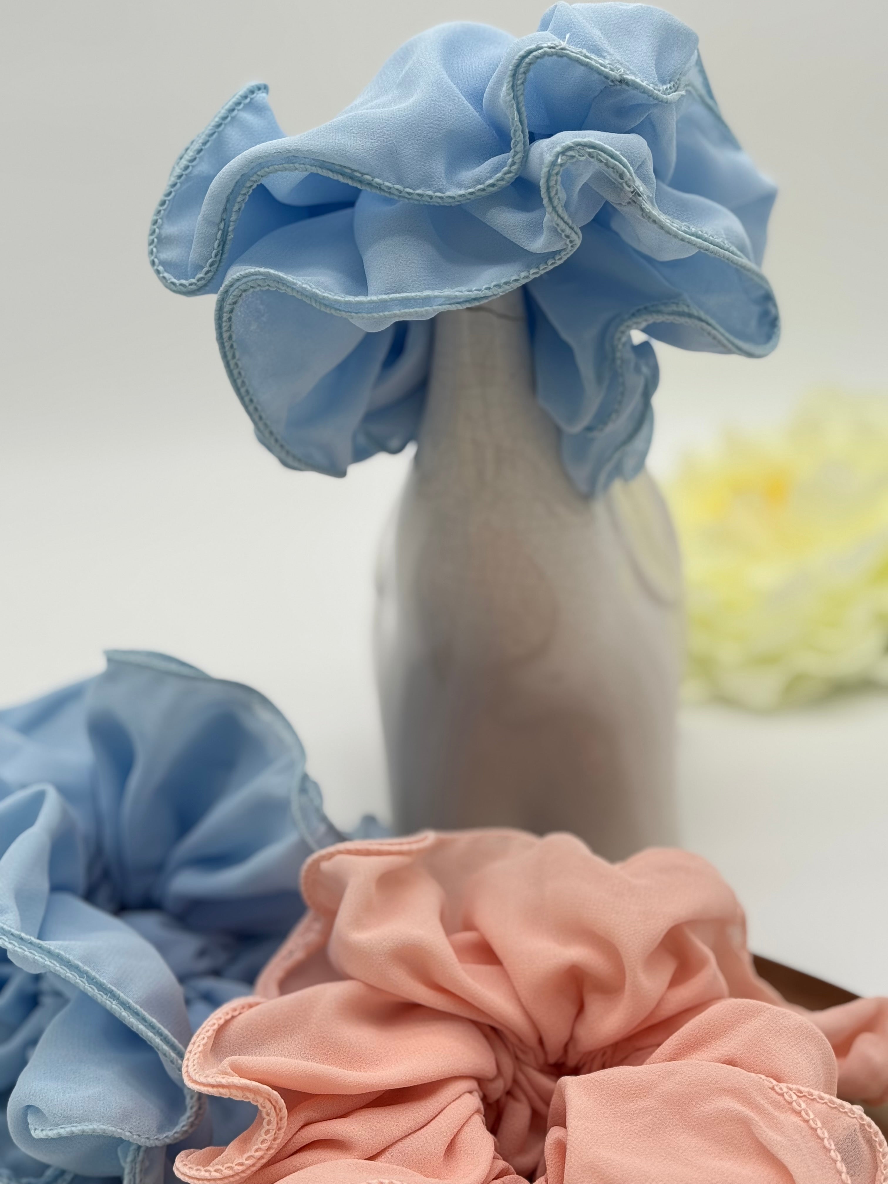 2 Stk. Scrunchies aus Stoff – Einfarbige Haargummis für stylische Looks, Blau und Pink