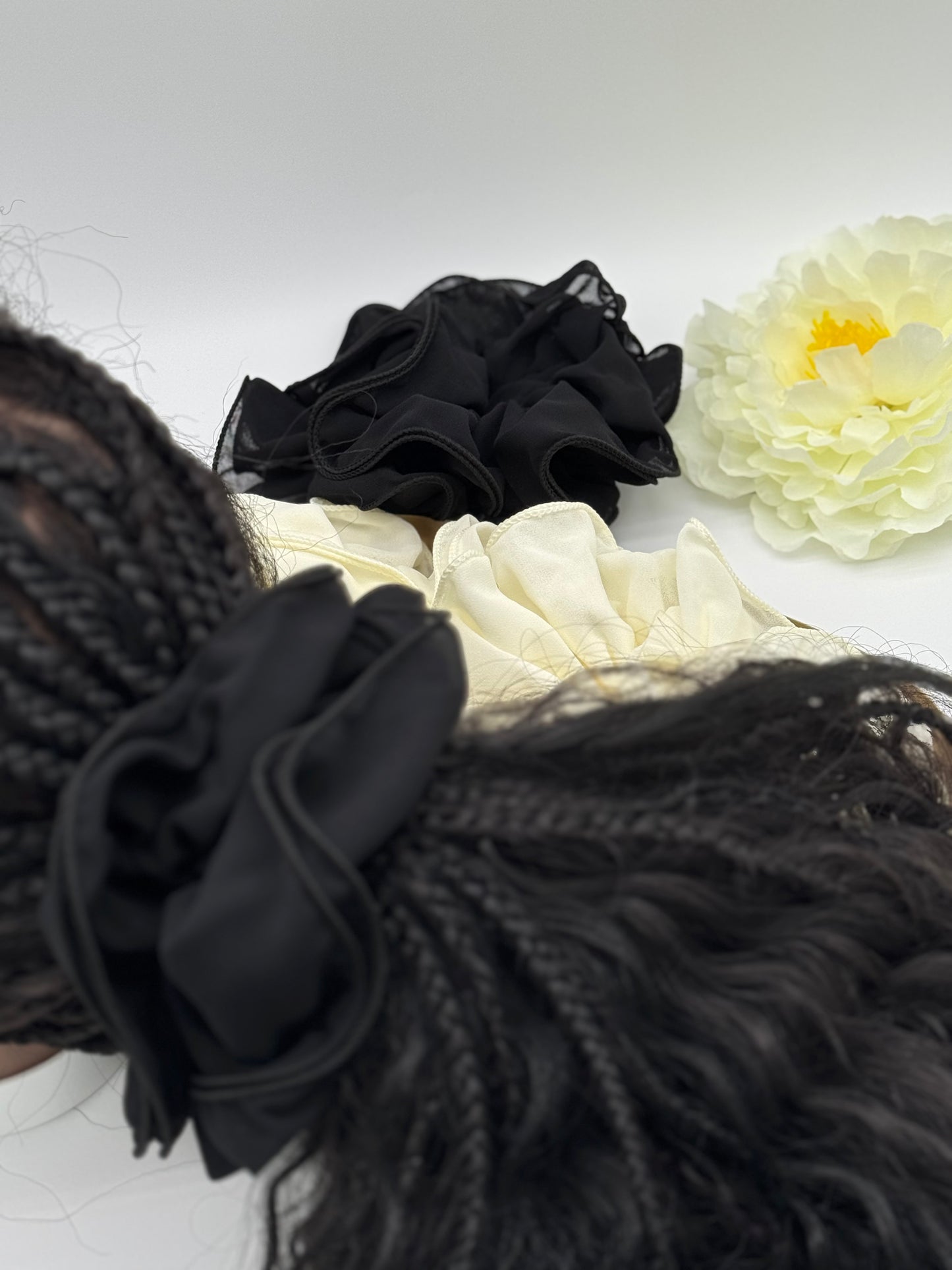 2 Stk. Scrunchies aus Stoff – Einfarbige Haargummis für stylische Looks, Schwarz und Weiß