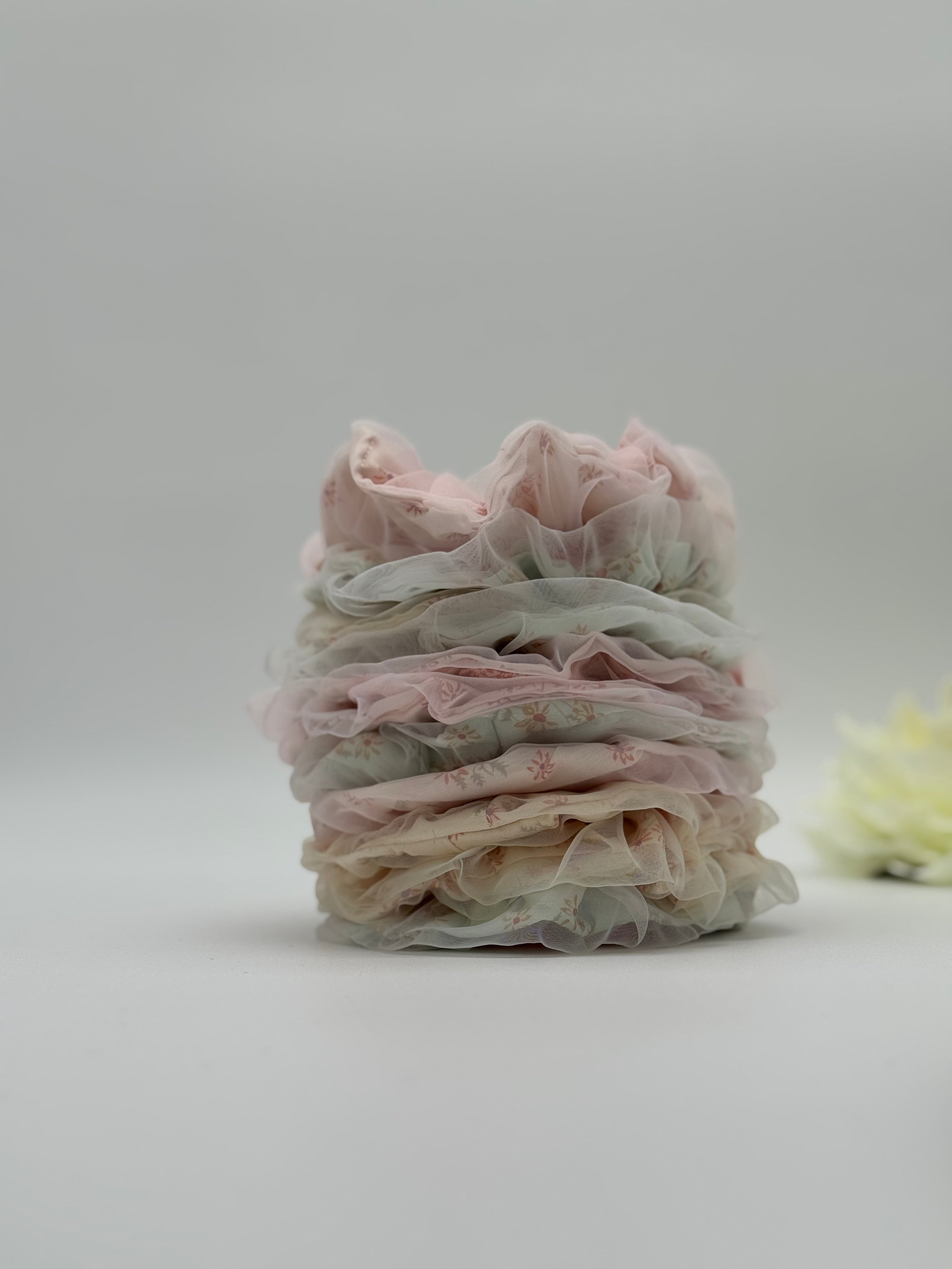 3 Stk. Scrunchies mit Blümchenmuster – Stoff-Haargummis für verspielte Styles