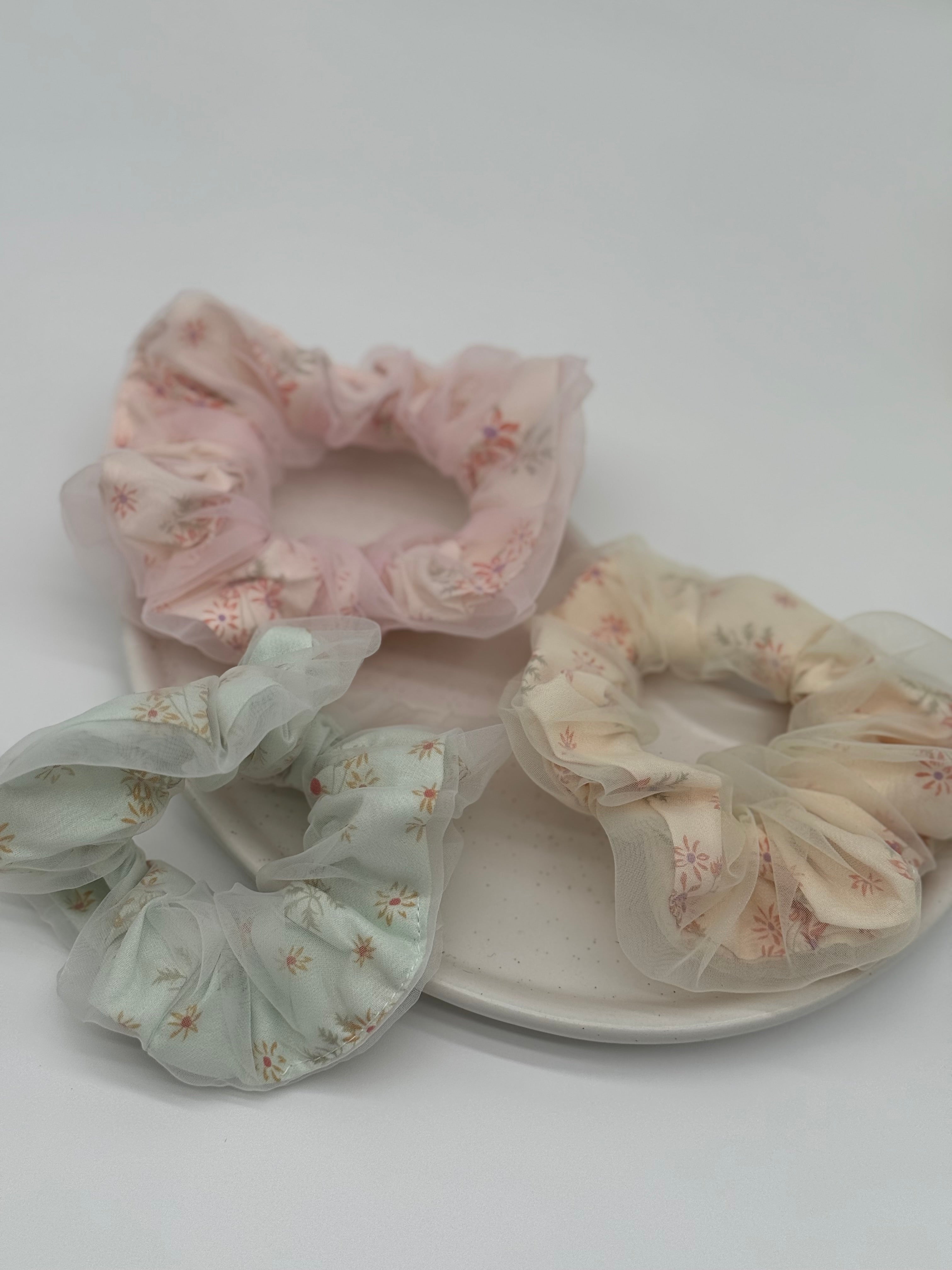 3 Stk. Scrunchies mit Blümchenmuster – Stoff-Haargummis für verspielte Styles