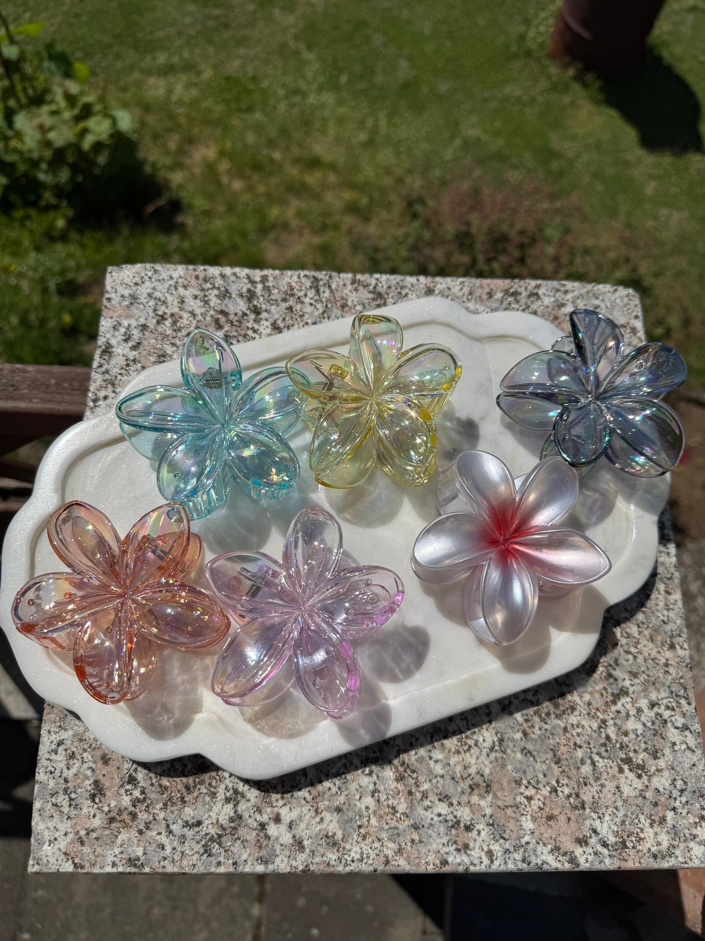 Blumen-Haarklammer 3 Stück, 8 cm große rutschfeste Hawaii Haarspange, luxuriöser Damen Krallen-Haarschmuck für stilvolles Haarstyling, Eleganz in voller blüte