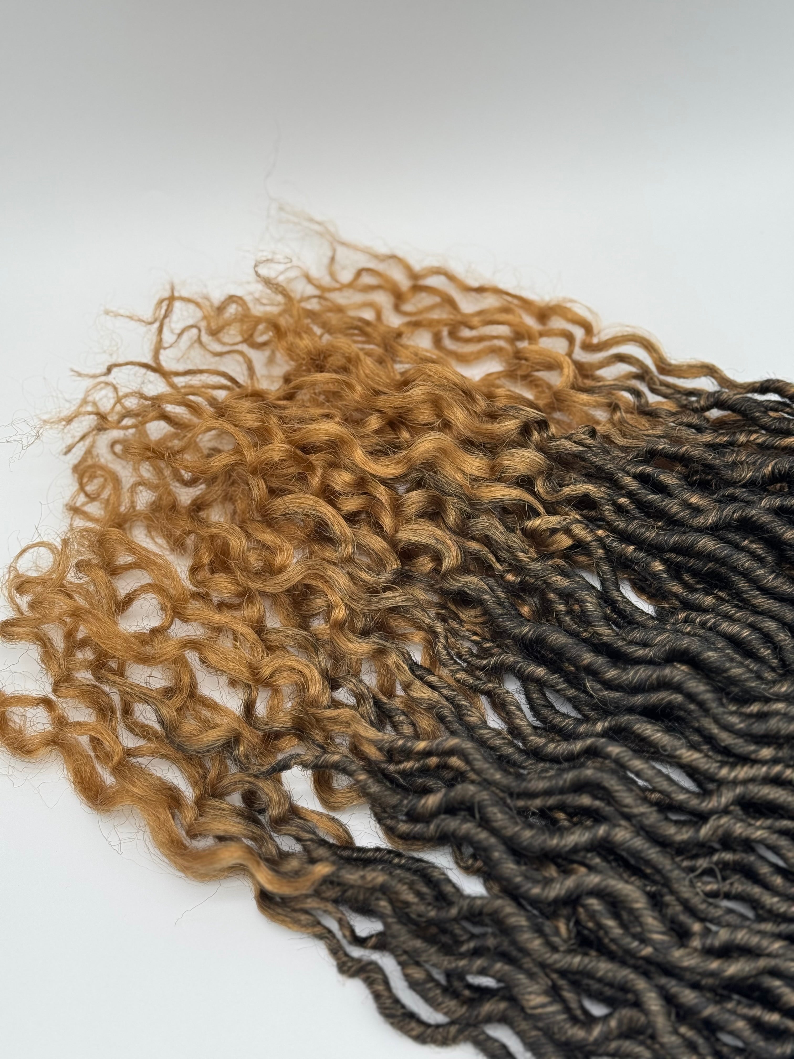 3x Goddess Faux Locs – Antibakterielle Locs mit lockigen Enden, Wiederverwendbar, T1B/27