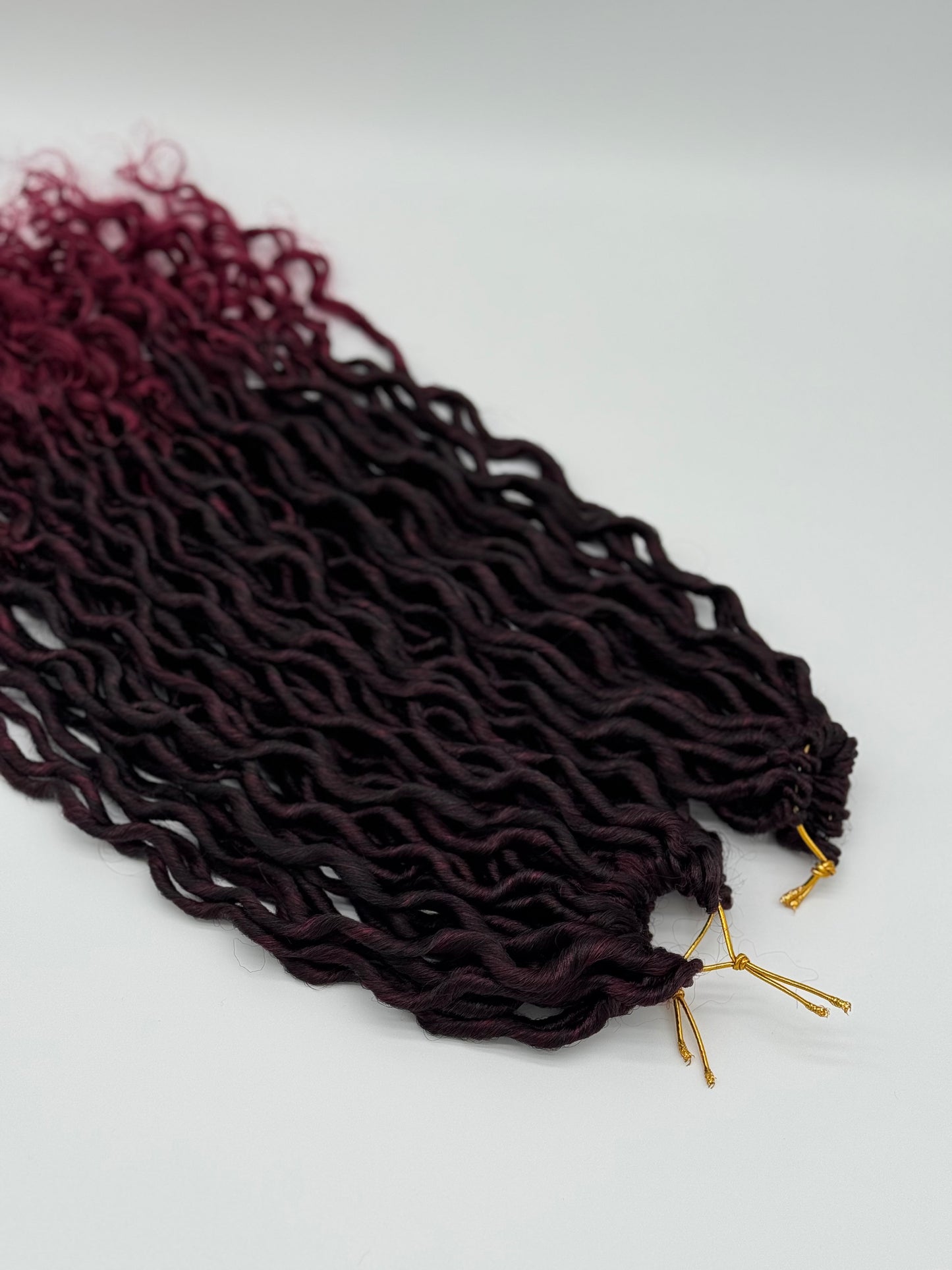 3x Goddess Faux Locs – Antibakterielle Locs mit lockigen Enden, Wiederverwendbar, T1B/BUG
