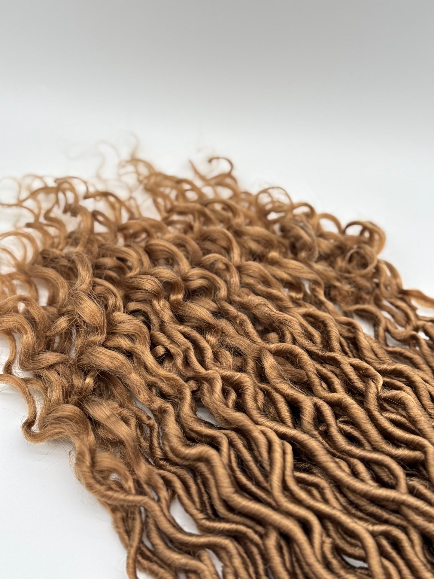 3x Goddess Faux Locs – Antibakterielle Locs mit lockigen Enden, Wiederverwendbar, 27