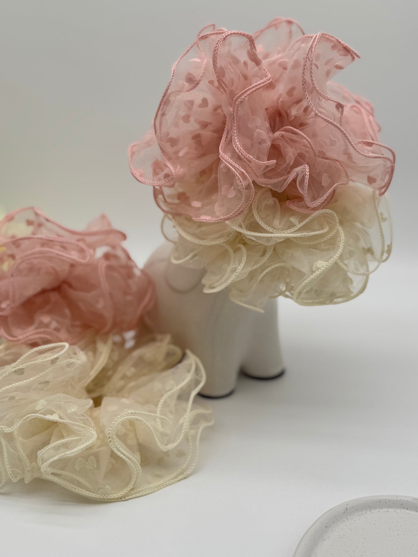 2 Stk. Scrunchies mit Herzmuster – Stoff-Haargummis für süße Styles