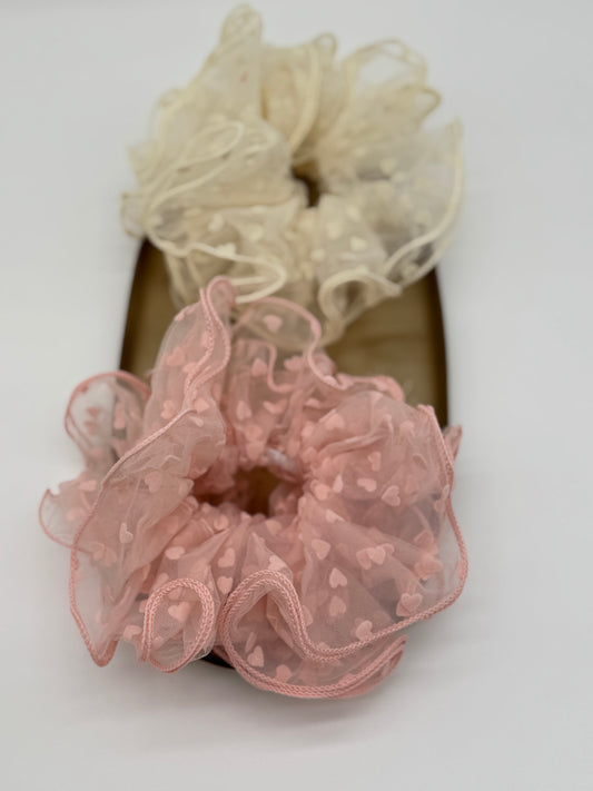 2 Stk. Scrunchies mit Herzmuster – Stoff-Haargummis für süße Styles