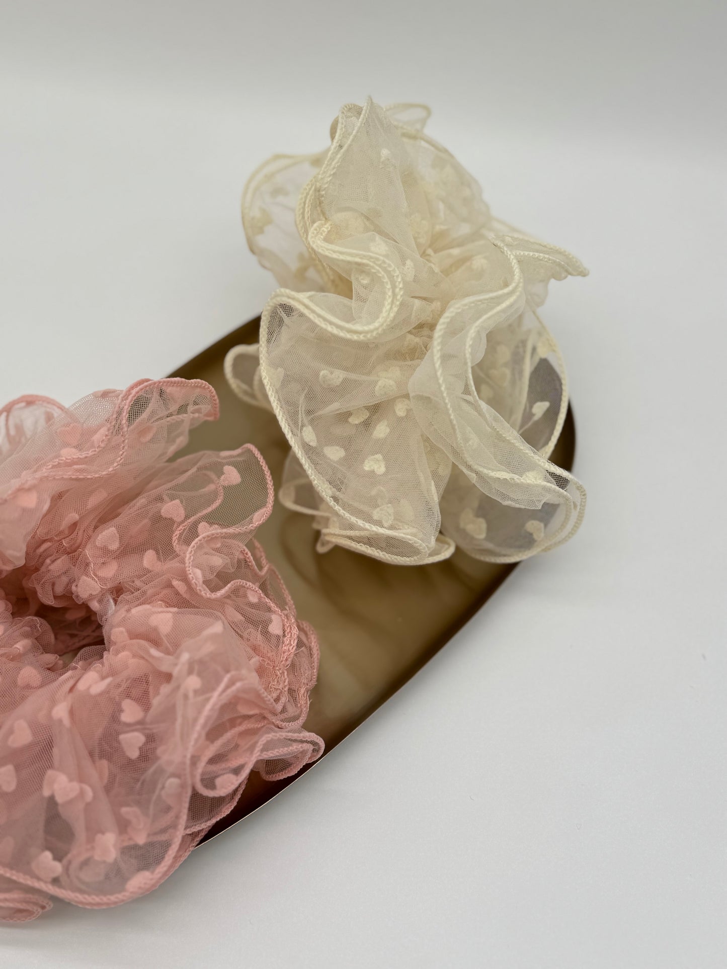 2 Stk. Scrunchies mit Herzmuster – Stoff-Haargummis für süße Styles