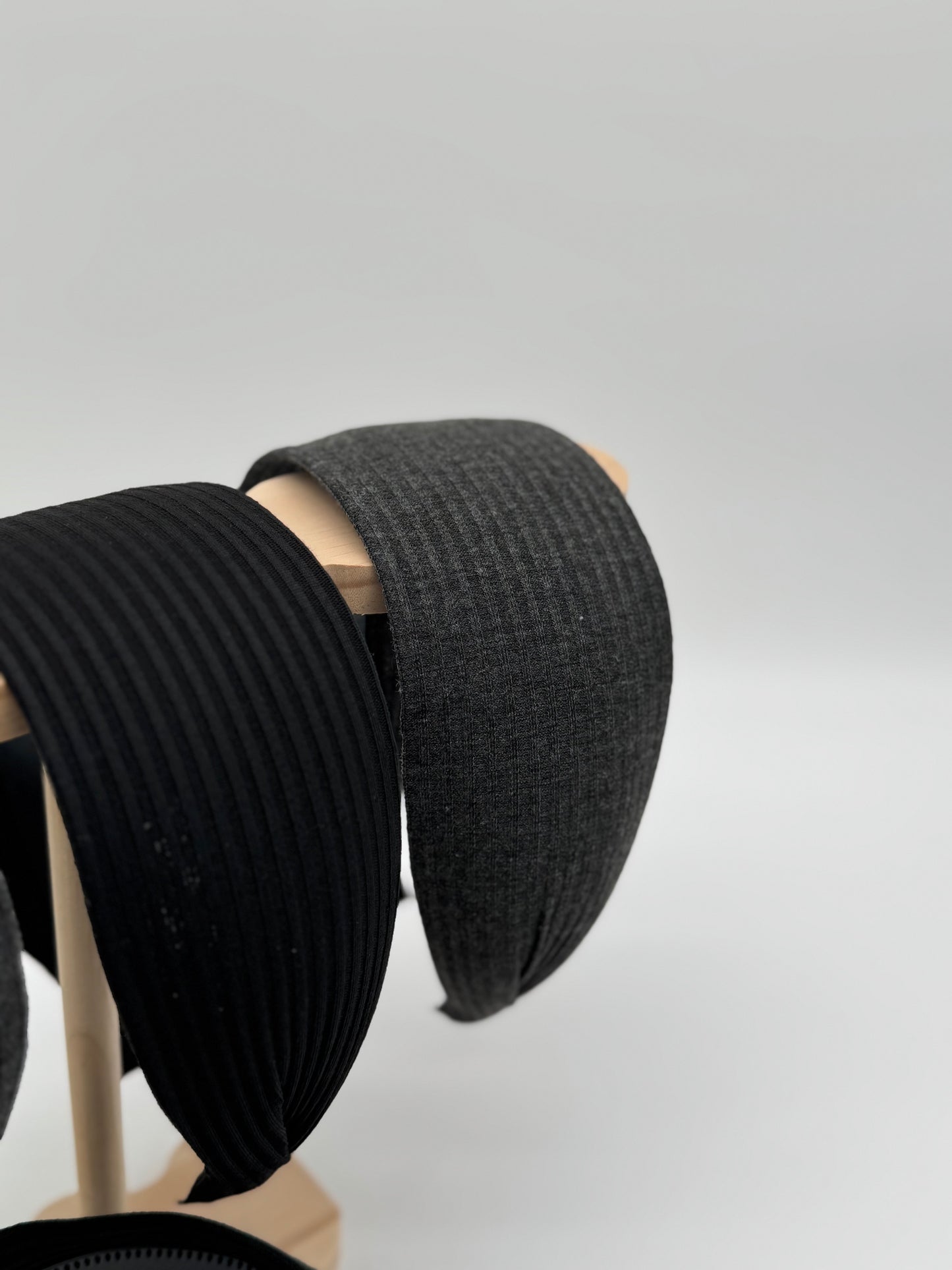 Haarreif mit Stoff – Stylisches Accessoire für jeden Anlass, Schwarz und Dunkelgrau