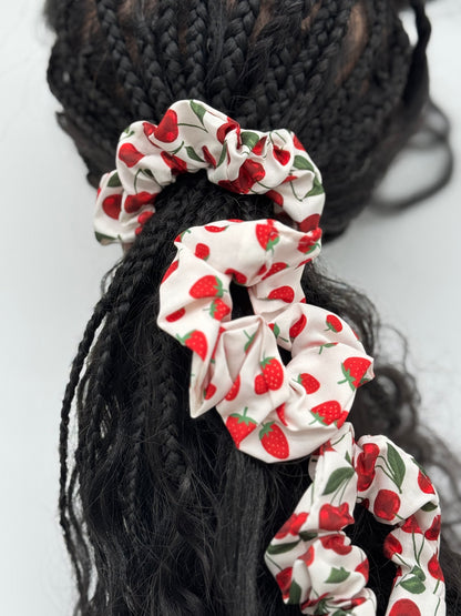 2 Stk. Scrunchies mit Kirsch- & Erdbeermuster – Stoff-Haargummis für fruchtige Styles