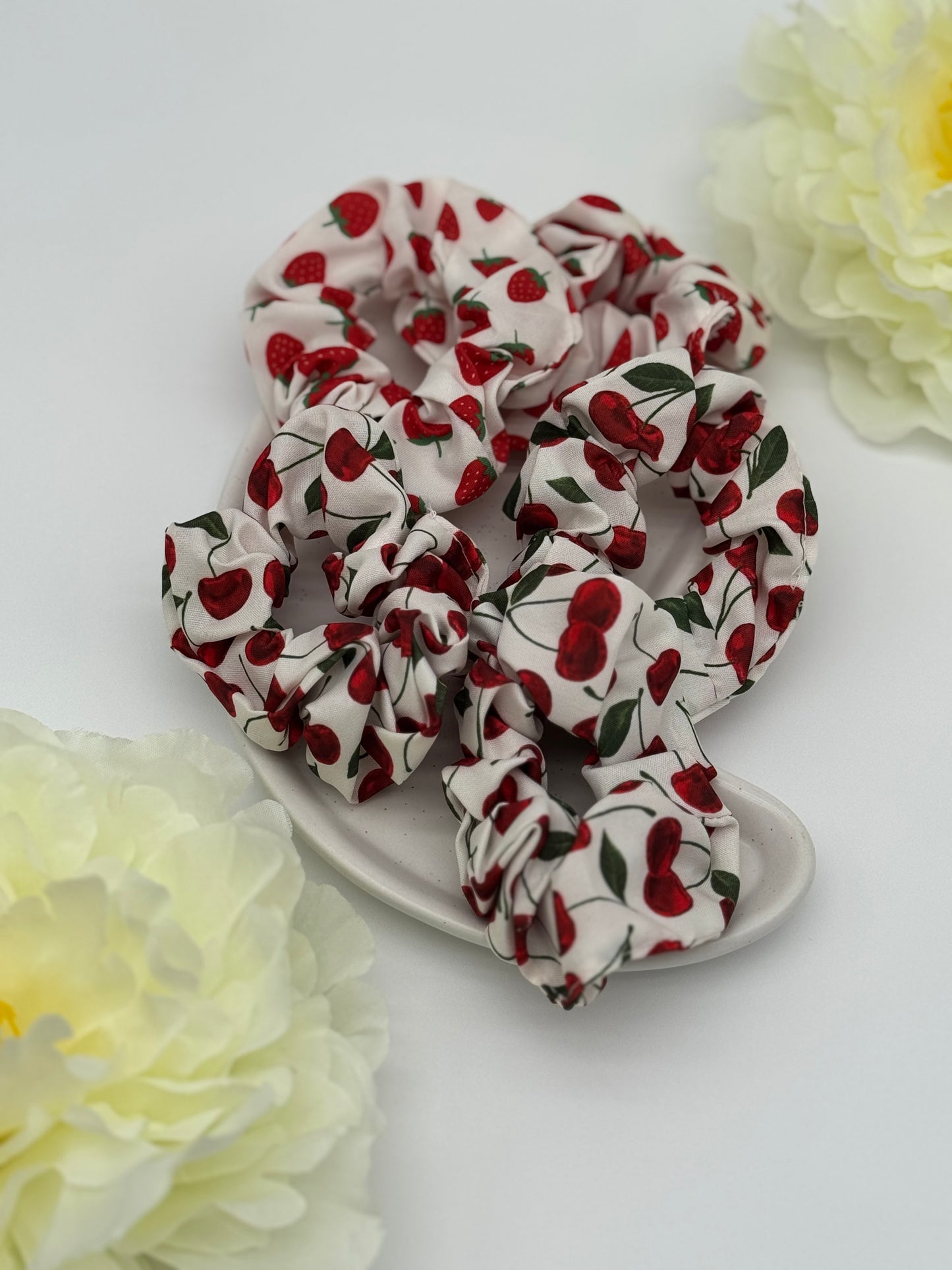 2 Stk. Scrunchies mit Kirsch- & Erdbeermuster – Stoff-Haargummis für fruchtige Styles