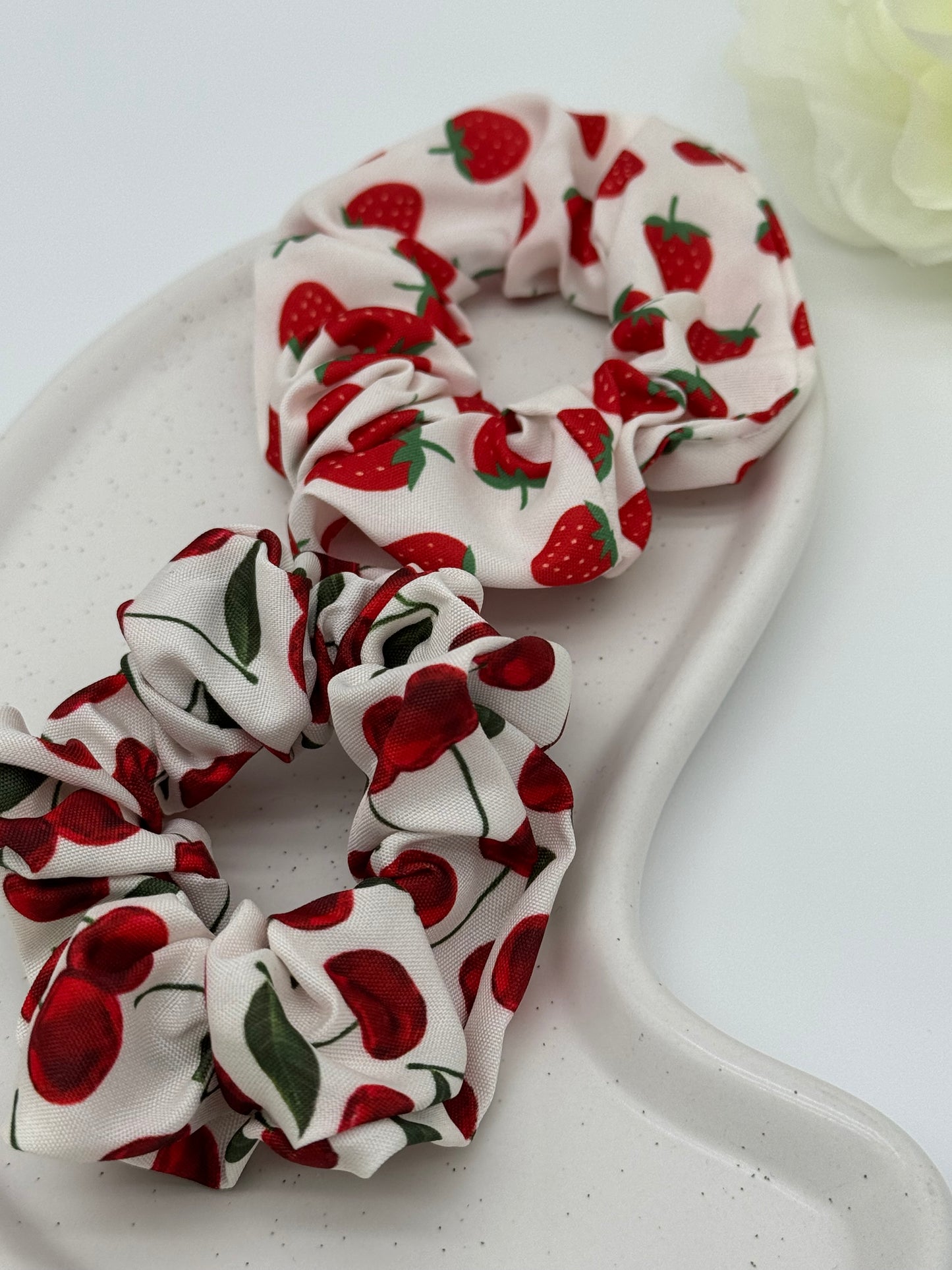 2 Stk. Scrunchies mit Kirsch- & Erdbeermuster – Stoff-Haargummis für fruchtige Styles