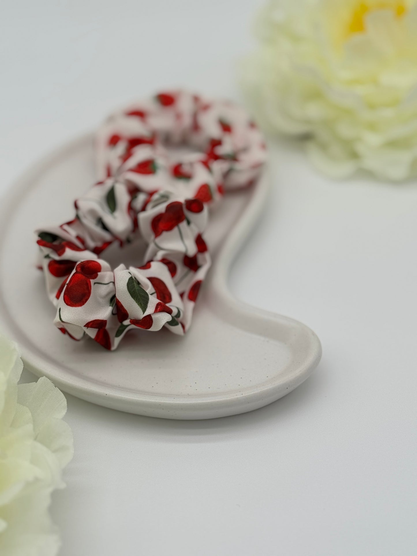 2 Stk. Scrunchies mit Kirsch- & Erdbeermuster – Stoff-Haargummis für fruchtige Styles