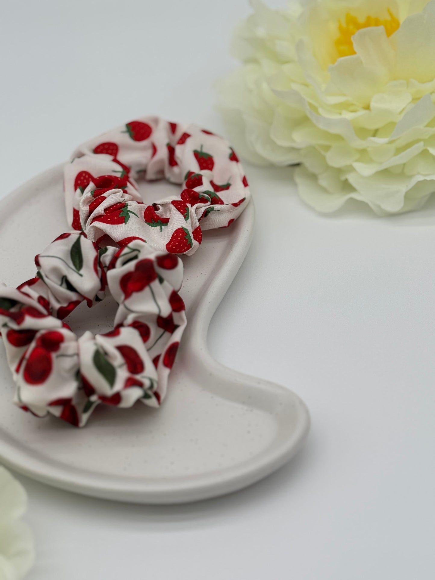 2 Stk. Scrunchies mit Kirsch- & Erdbeermuster – Stoff-Haargummis für fruchtige Styles