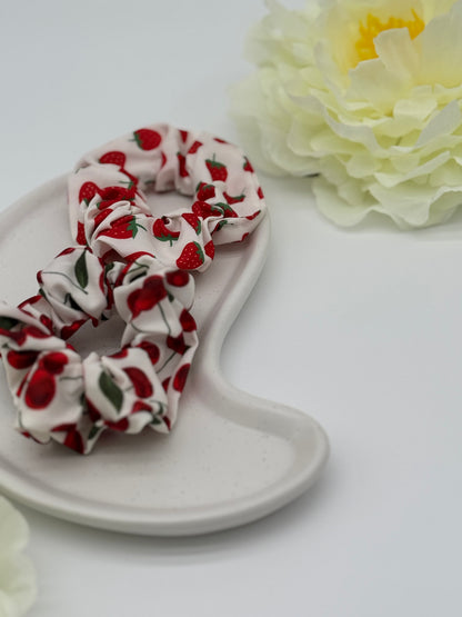 2 Stk. Scrunchies mit Kirsch- & Erdbeermuster – Stoff-Haargummis für fruchtige Styles