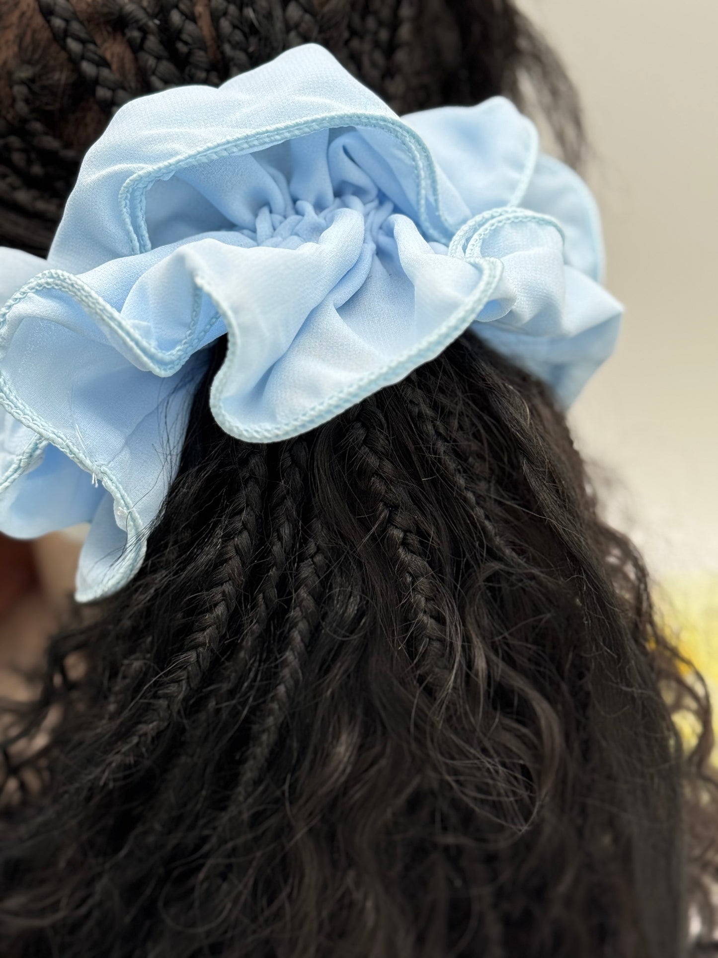 2 Stk. Scrunchies aus Stoff – Einfarbige Haargummis für stylische Looks, Blau und Pink