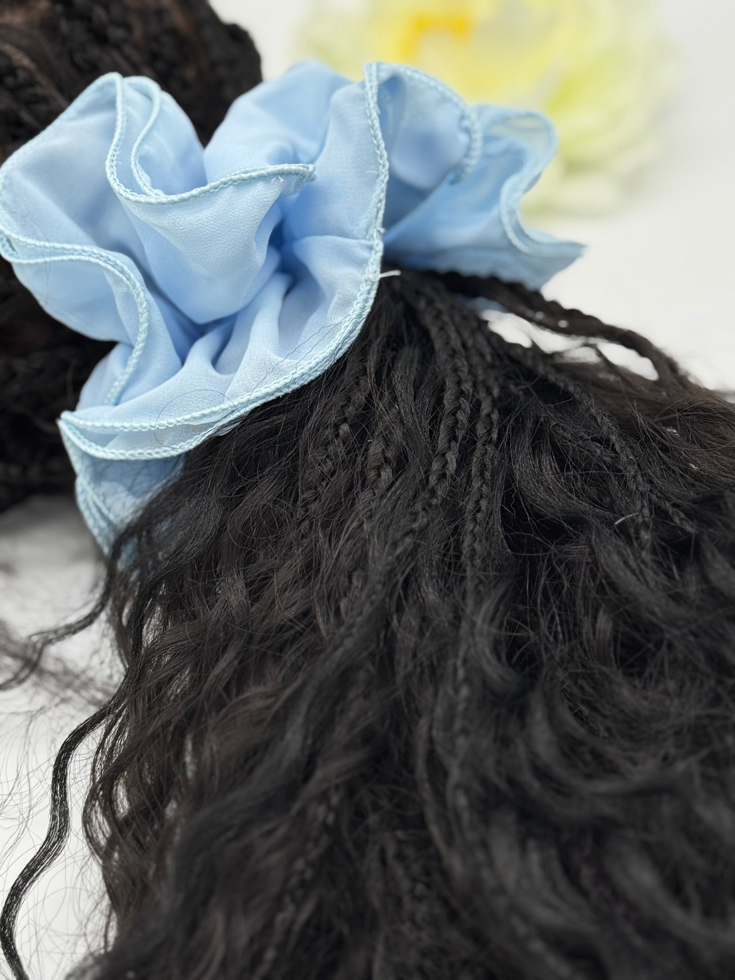 2 Stk. Scrunchies aus Stoff – Einfarbige Haargummis für stylische Looks, Blau und Pink