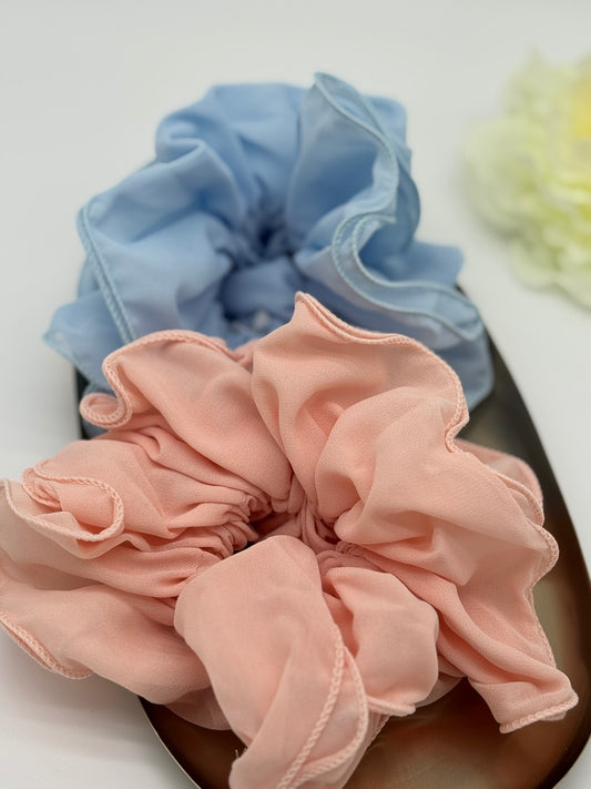 2 Stk. Scrunchies aus Stoff – Einfarbige Haargummis für stylische Looks, Blau und Pink