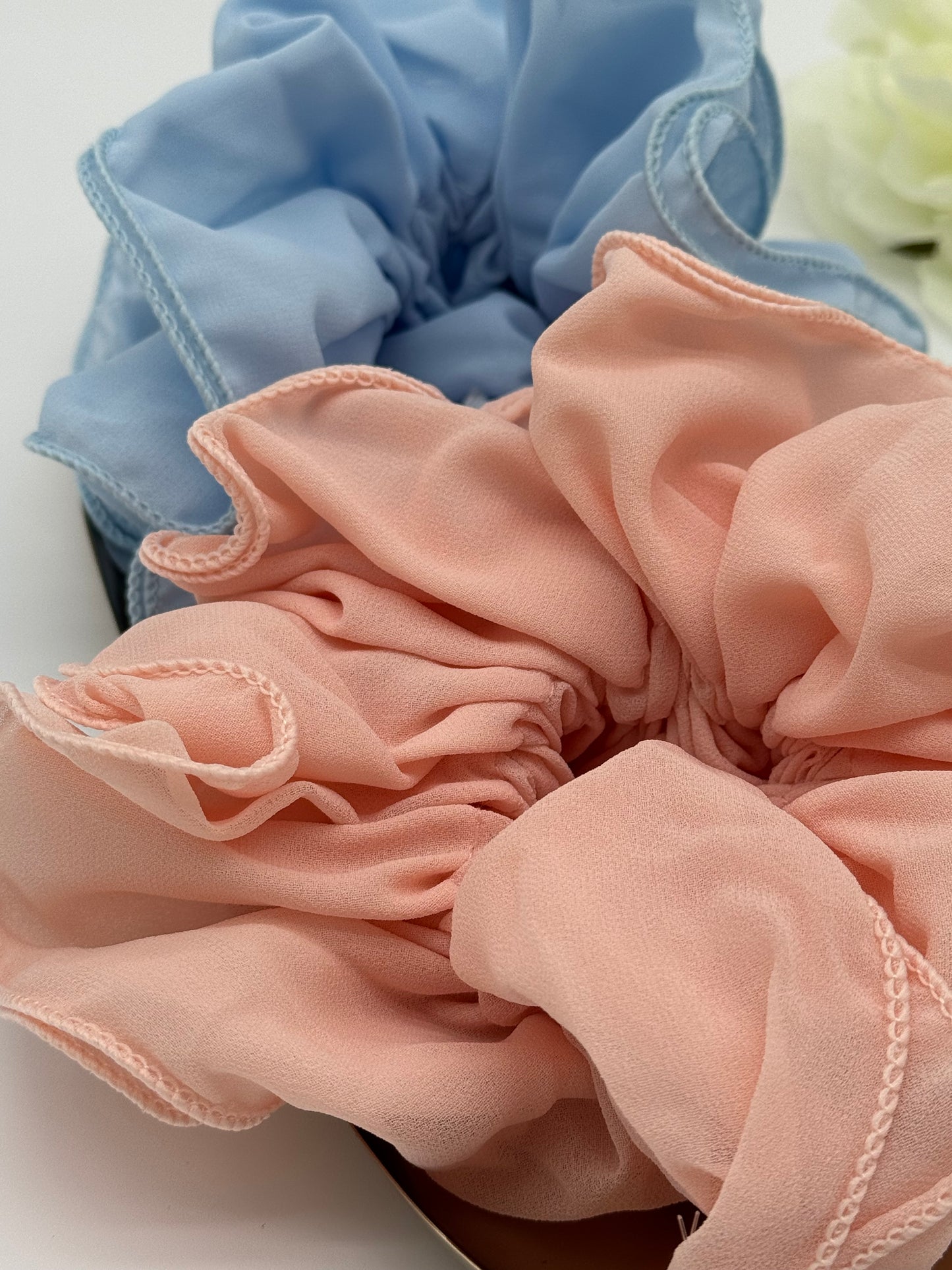 2 Stk. Scrunchies aus Stoff – Einfarbige Haargummis für stylische Looks, Blau und Pink