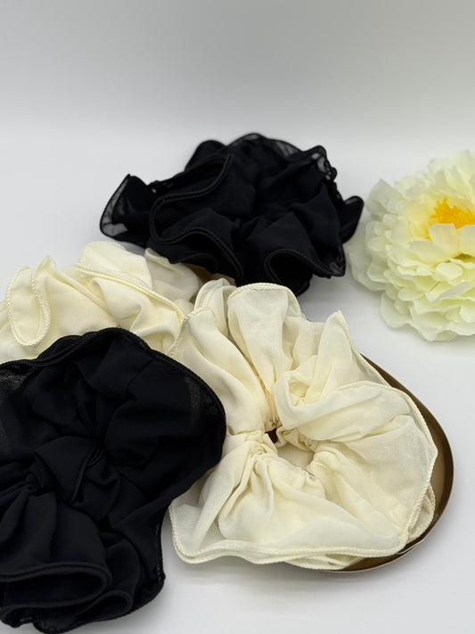 2 Stk. Scrunchies aus Stoff – Einfarbige Haargummis für stylische Looks, Schwarz und Weiß