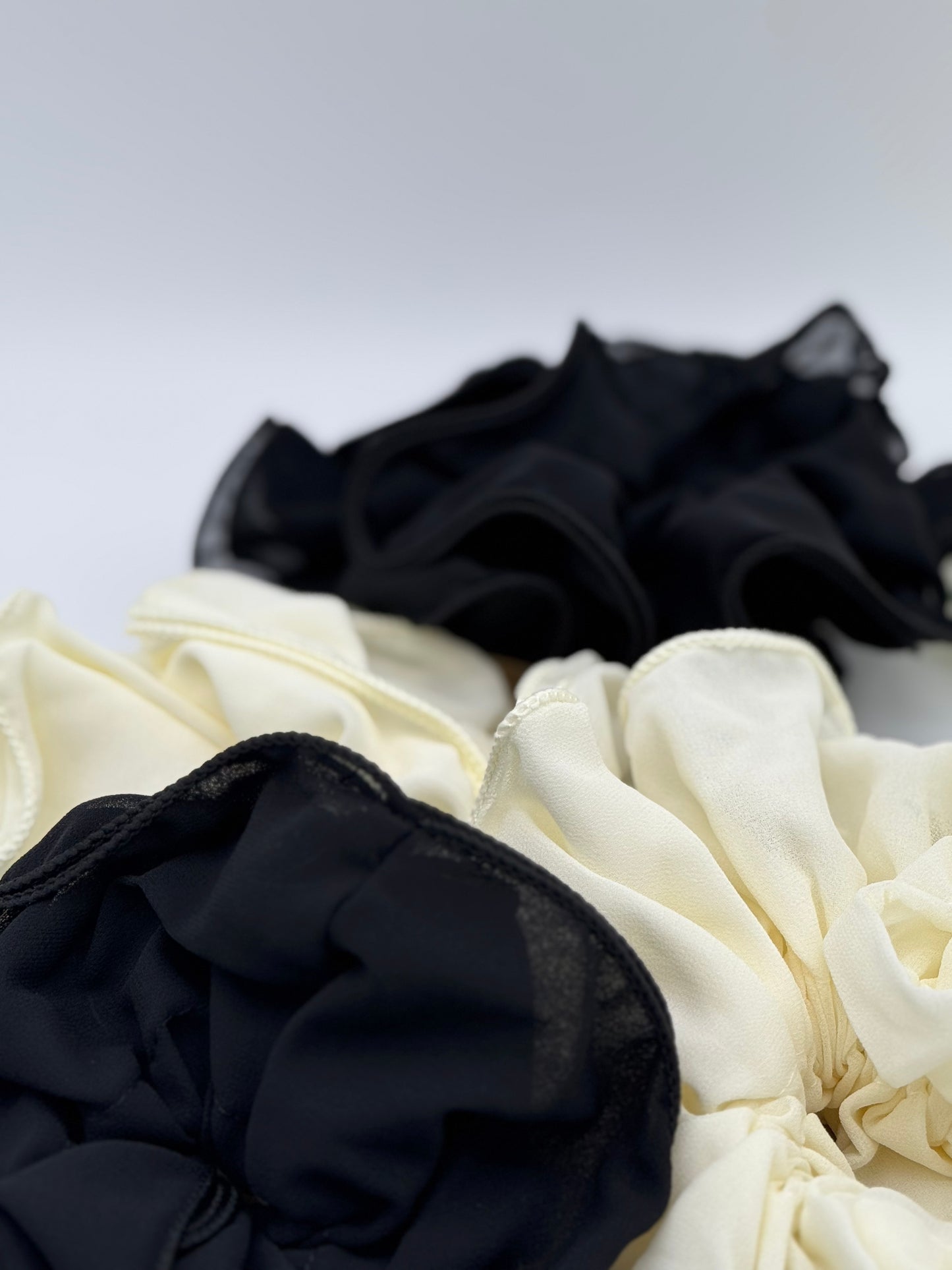 2 Stk. Scrunchies aus Stoff – Einfarbige Haargummis für stylische Looks, Schwarz und Weiß