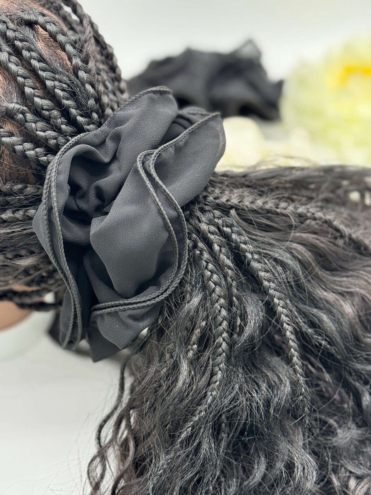 2 Stk. Scrunchies aus Stoff – Einfarbige Haargummis für stylische Looks, Schwarz und Weiß