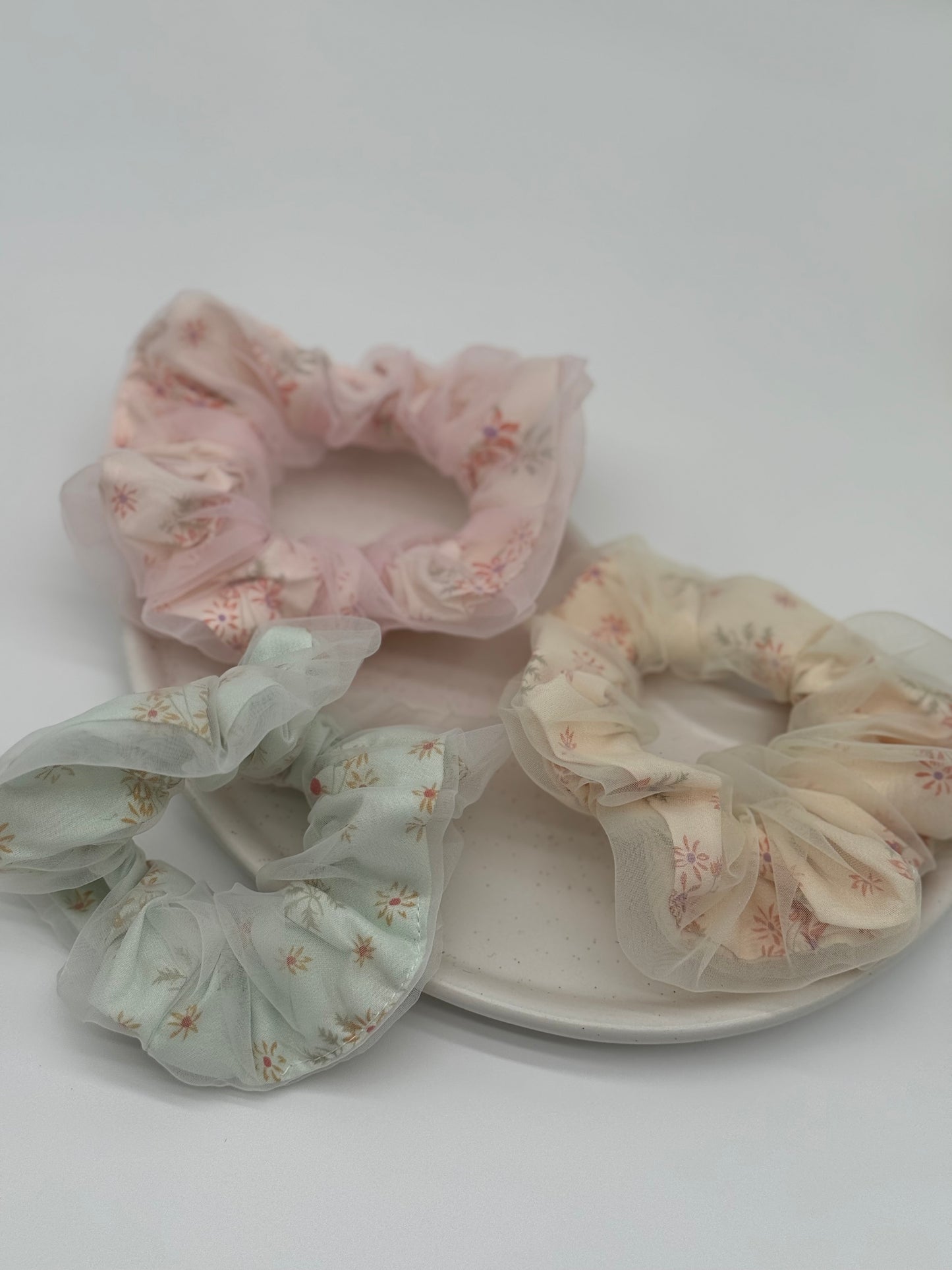 3 Stk. Scrunchies mit Blümchenmuster – Stoff-Haargummis für verspielte Styles