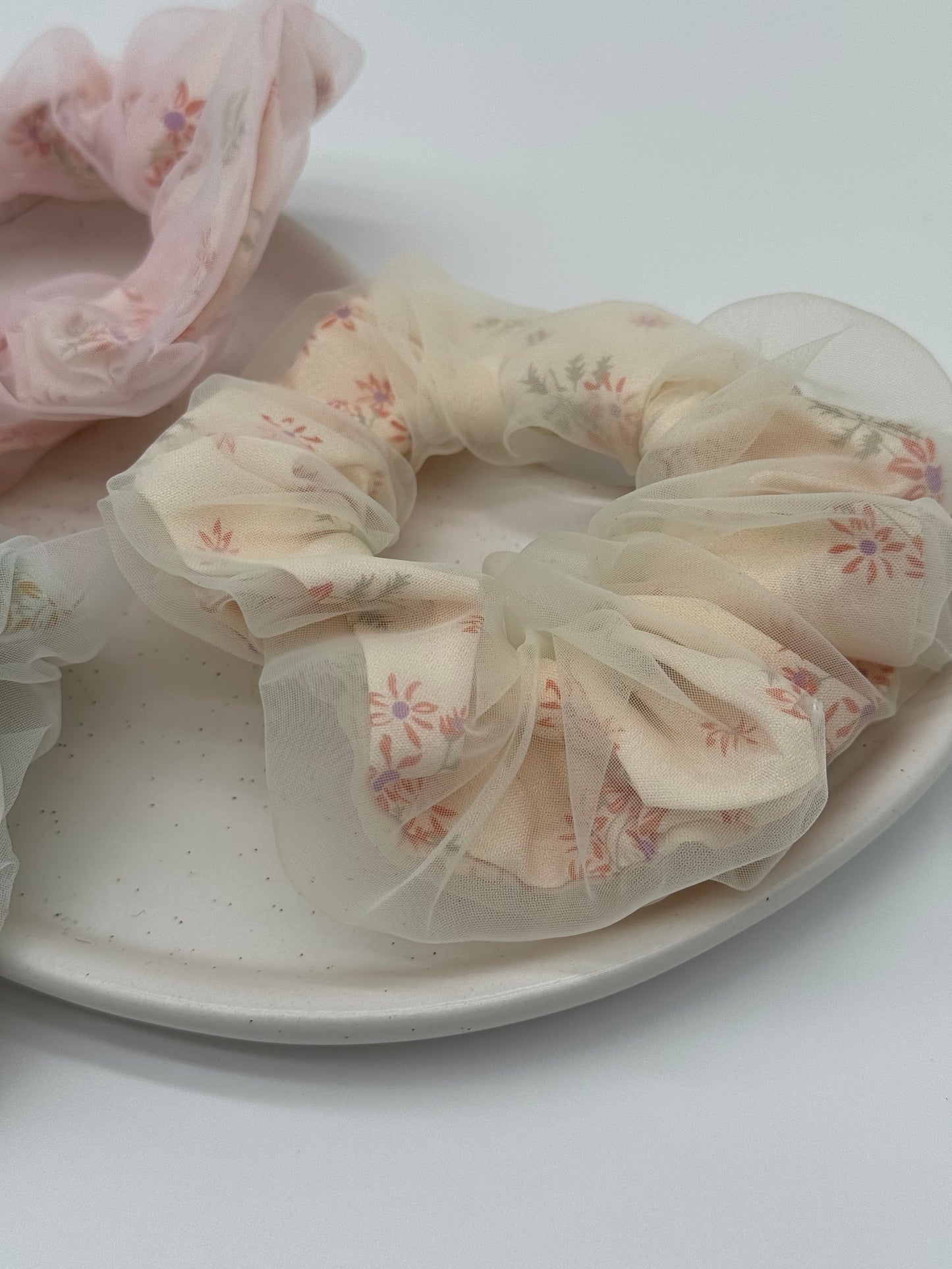 3 Stk. Scrunchies mit Blümchenmuster – Stoff-Haargummis für verspielte Styles