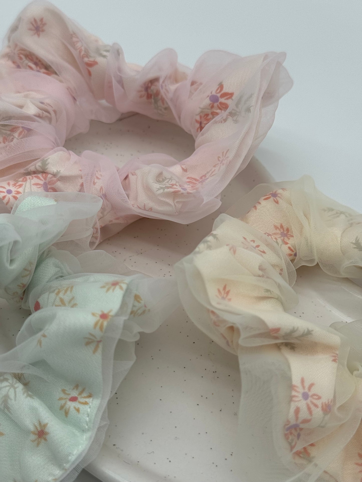 3 Stk. Scrunchies mit Blümchenmuster – Stoff-Haargummis für verspielte Styles